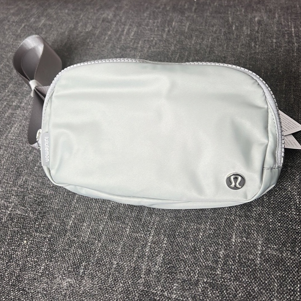 Lululemon everywhere beltbag